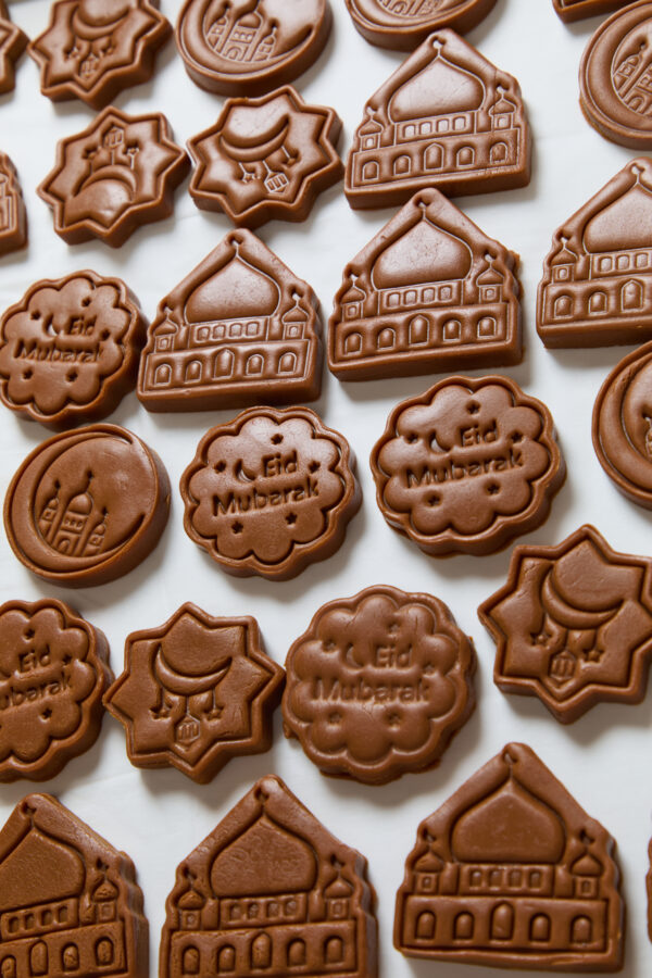 Eid Fudge - 6 Beautiful embossed & patterned fudge pieces in a Tub 185g - OUT OF STOCK - Image 2